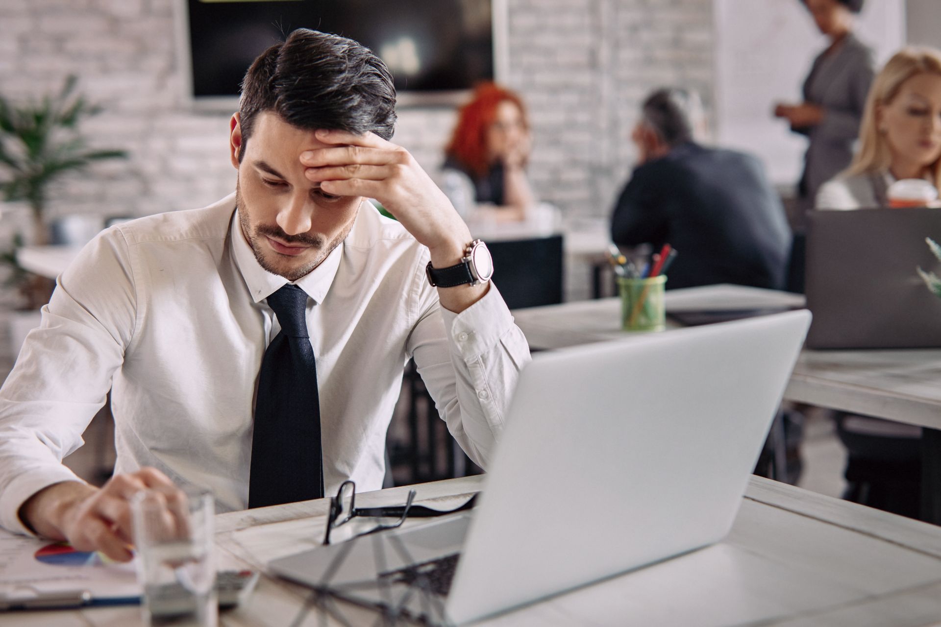 Busy consultant working between client sessions — content time is limited