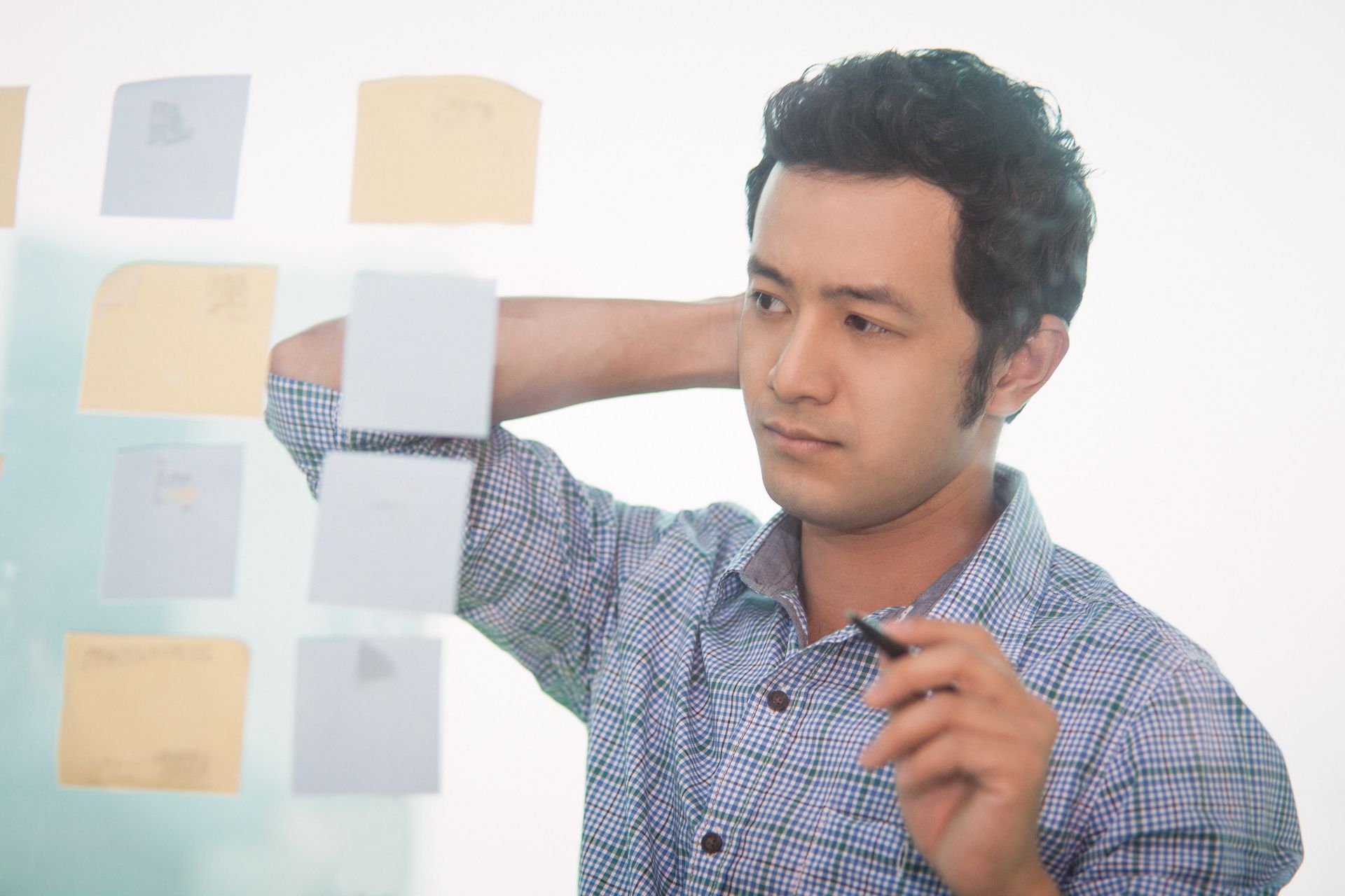 Blogger with notes app full of unfinished post ideas